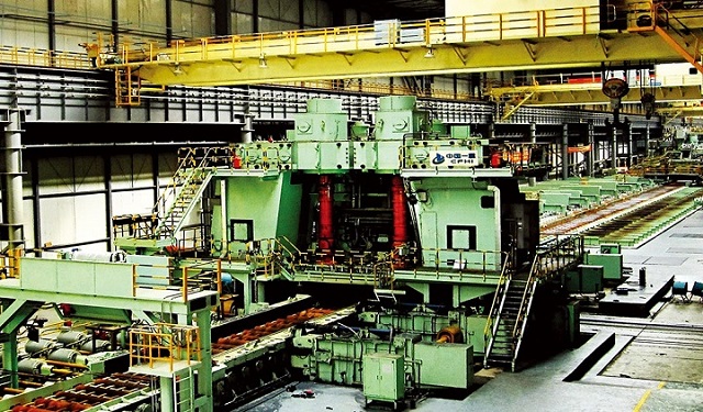 Hot-rolling mill for titanium strips